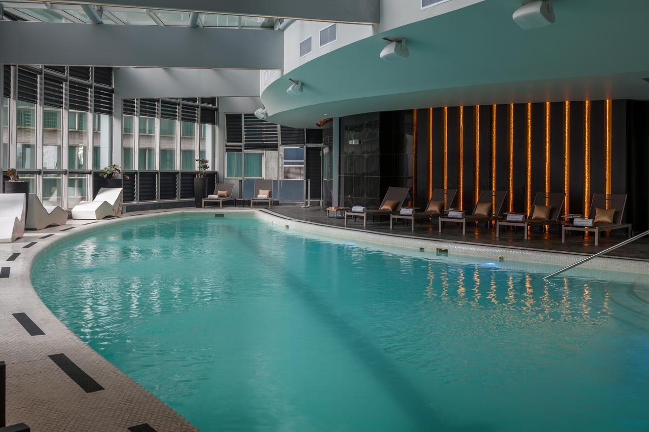 Hotel Las Americas Golden Tower Panama Dış mekan fotoğraf The pool at the hotel