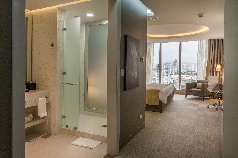 Hotel Las Americas Golden Tower Panama Dış mekan fotoğraf A guest room at the hotel