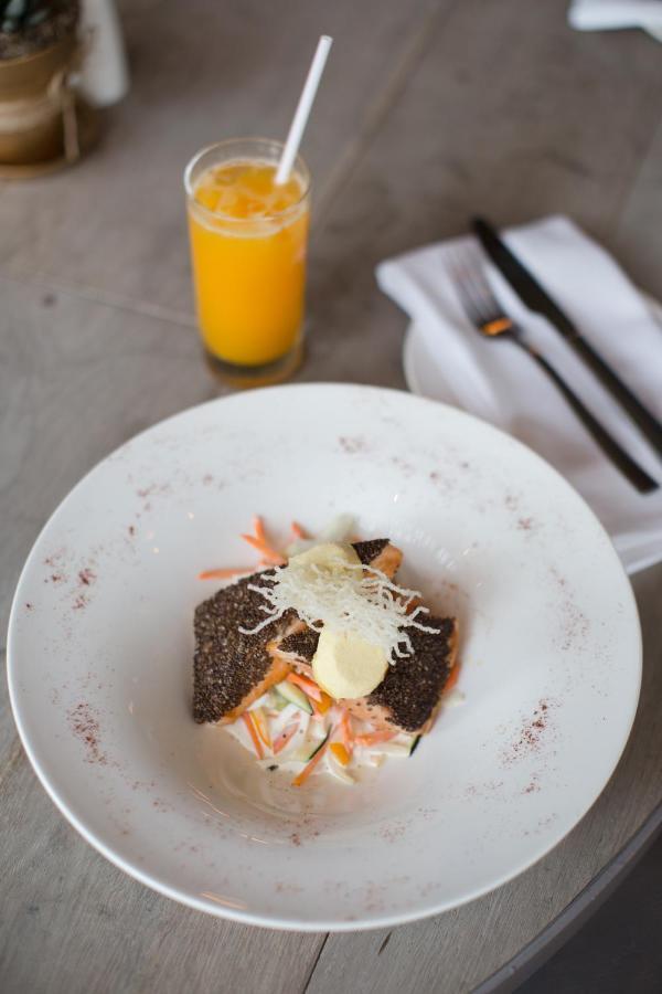 Hotel Las Americas Golden Tower Panama Dış mekan fotoğraf A plate of salmon with a glass of orange juice